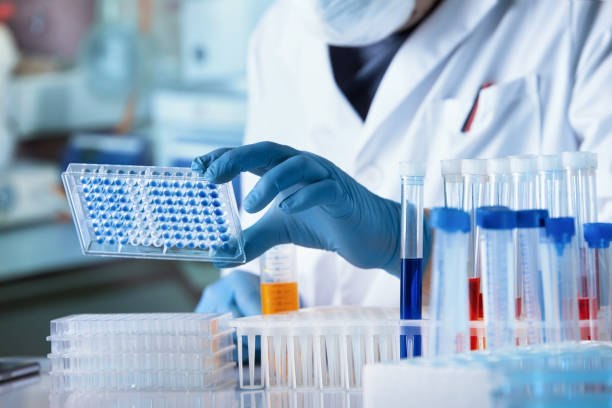 Amostras de peptídeos sendo analisadas em laboratório